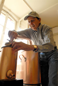 Willy à son alambic