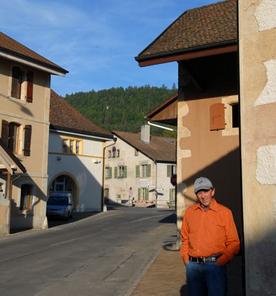 Willy devant la distillerie Willy devant la distillerie